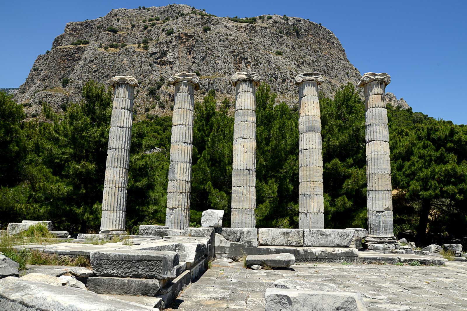 Άποψη του ναού της Αθηνάς Πολιάδος στην Πριήνη, έργο του αρχιτέκτονα Πύθεου, 4ος αι. π.Χ. (© Υπουργείο Πολιτισμού Τουρκίας)
