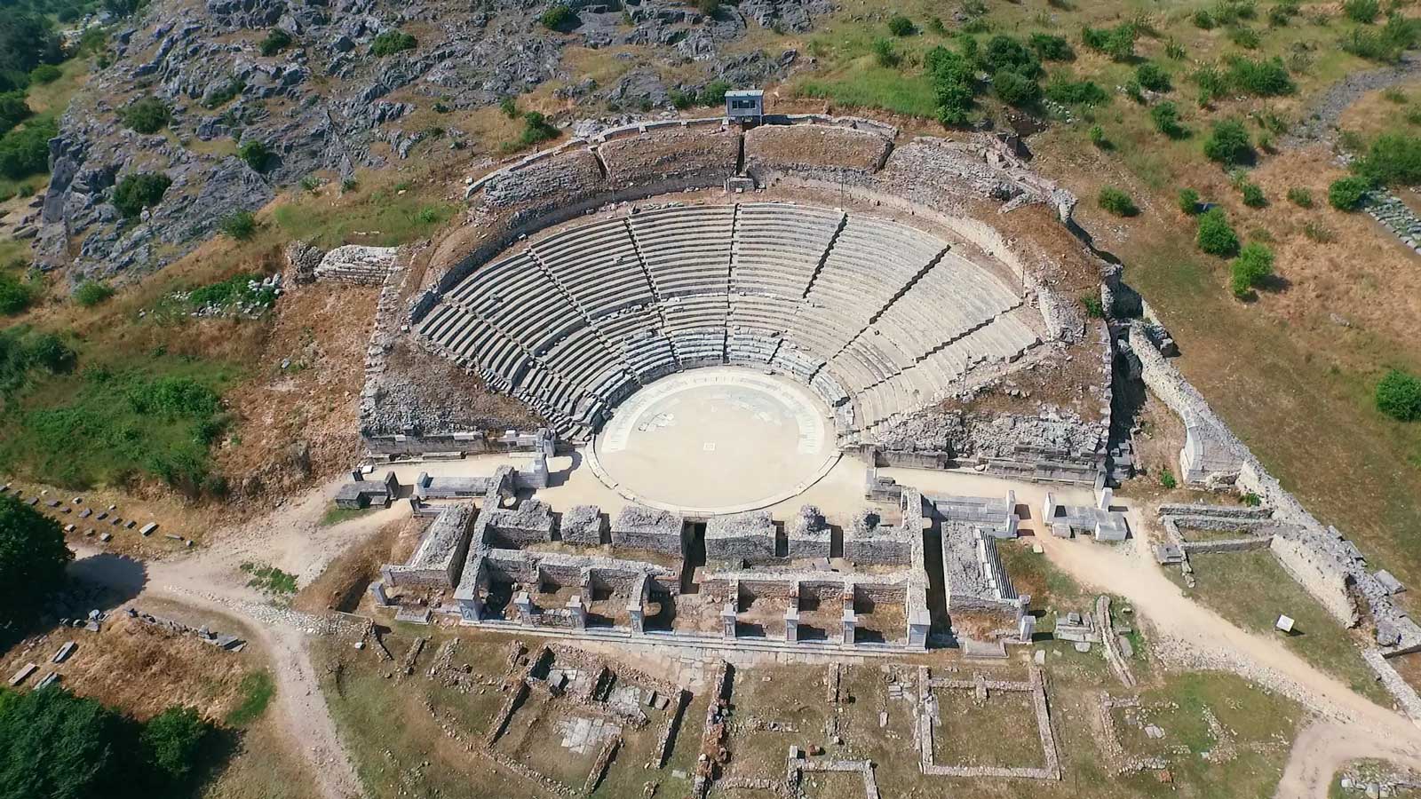 Άποψη του θεάτρου των Φιλίππων, Μέσα 4ου αι π.Χ. - ρωμαϊκή περίοδος (© Υπουργείο Πολιτισμού / Εφορεία Αρχαιοτήτων Καβάλας)

