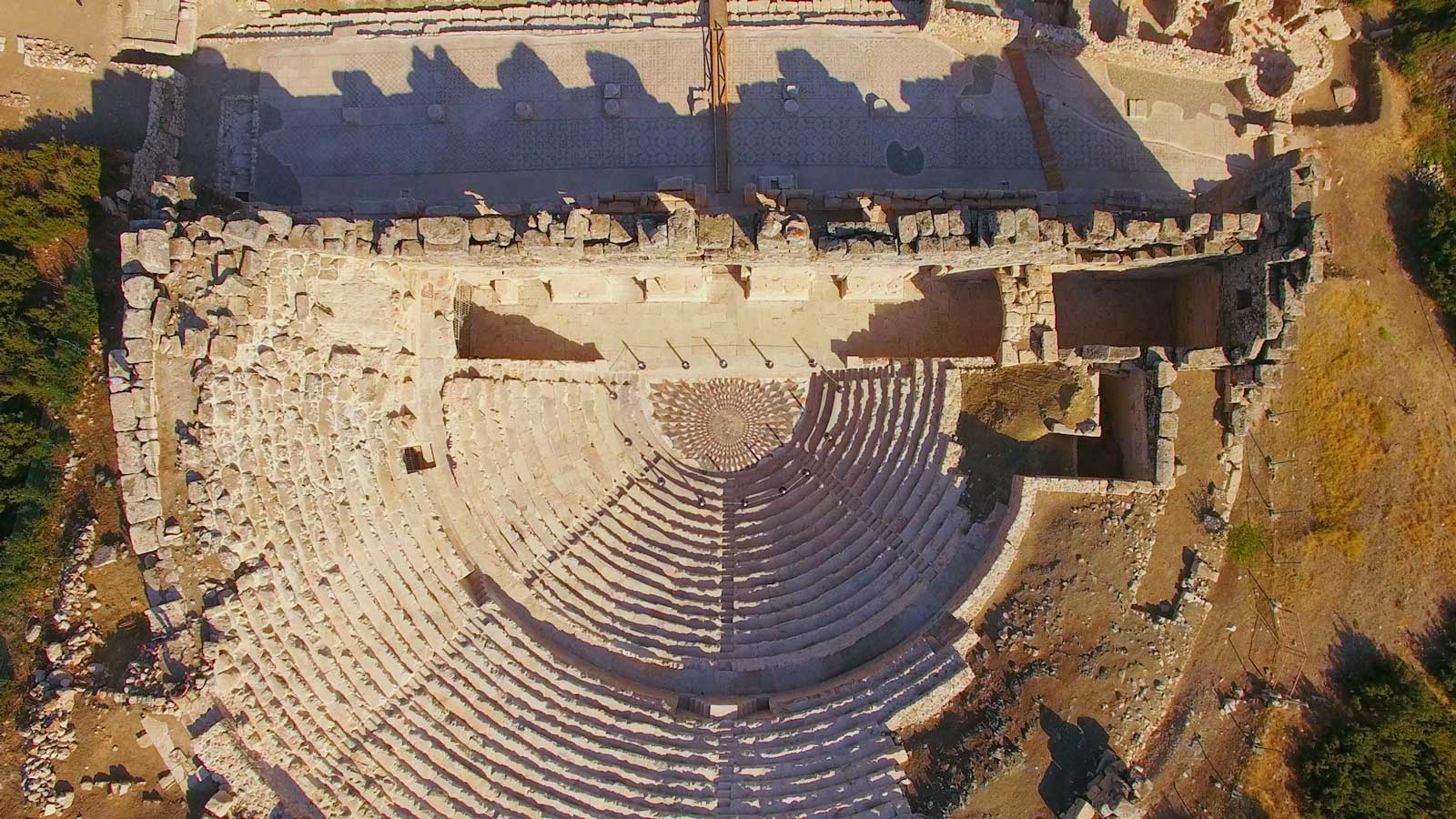 Εναέρια άποψη του ωδείου των Κιβύρων, ρωμαϊκή περίοδος (© Υπουργείο Πολιτισμού Τουρκίας)
