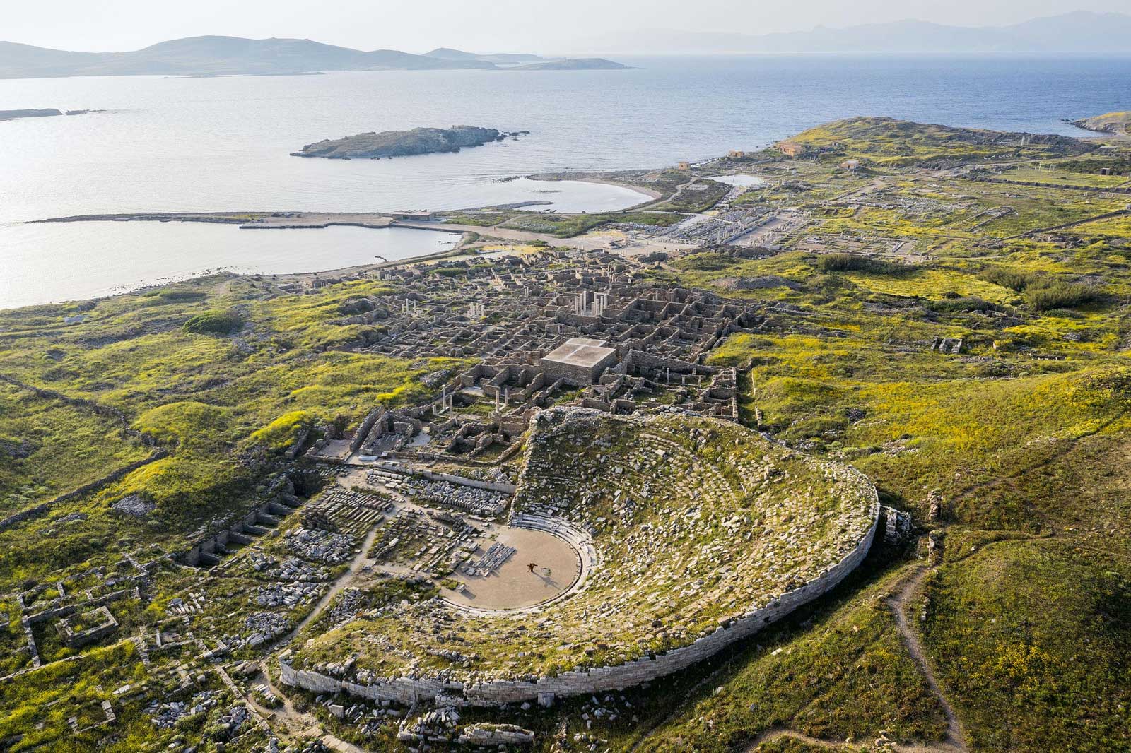 Άποψη του ιερού του Απόλλωνα και της πόλης της Δήλου (© Υπουργείο Πολιτισμού / Εφορεία Αρχαιοτήτων Κυκλάδων (φωτογραφία Oak Taylor Smith))
