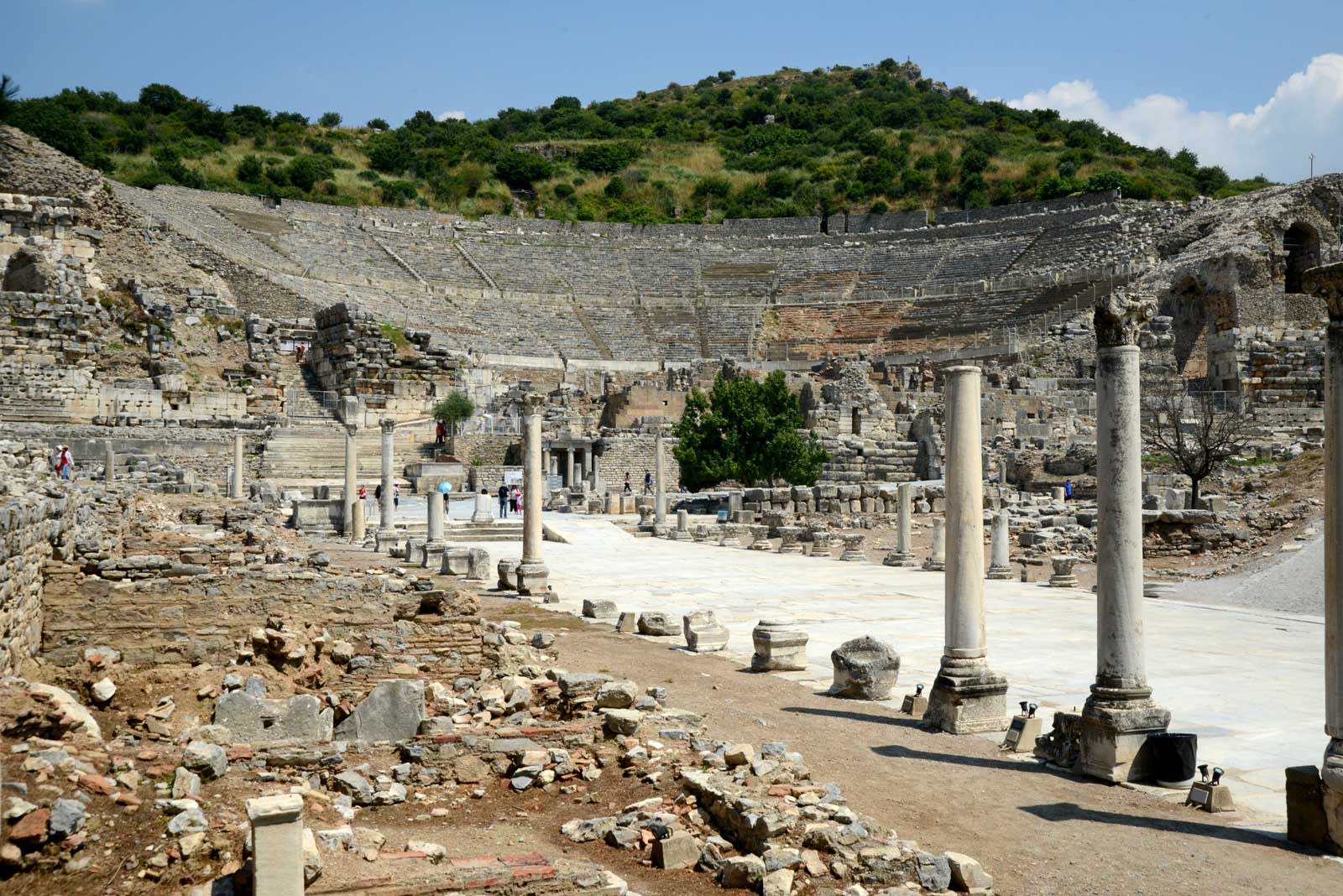 Έφεσος, άποψη κεντρικής οδού και του θεάτρου της πόλης (© Υπουργείο Πολιτισμού Τουρκίας)
