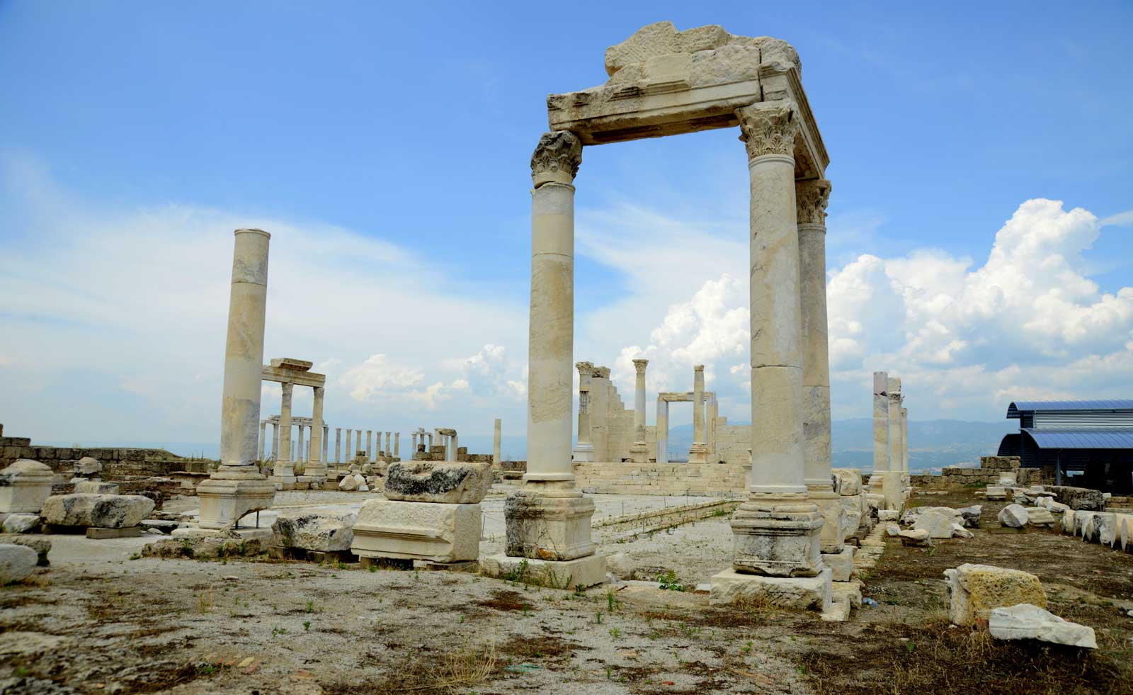 Λαοδίκεια Φρυγίας, κατάλοιπα κτηρίων στο κεντρικό τμήμα της πόλης (© Υπουργείο Πολιτισμού Τουρκίας)
