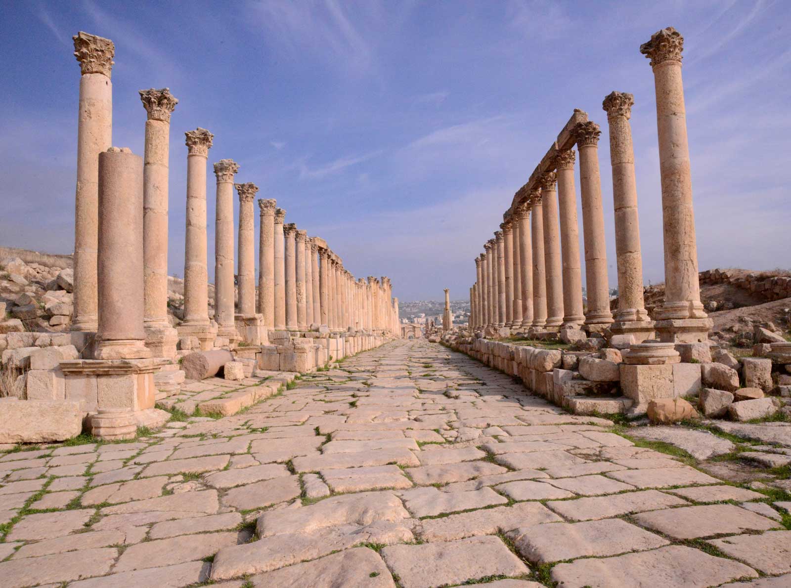 Γέρασα, κεντρική οδός (cardo maximus) πλαισωμένη από κιονοστοιχίες, ελληνιστική - ρωμαϊκή περίοδος (© Υπουργείο Πολιτισμού Ιορδανίας)
