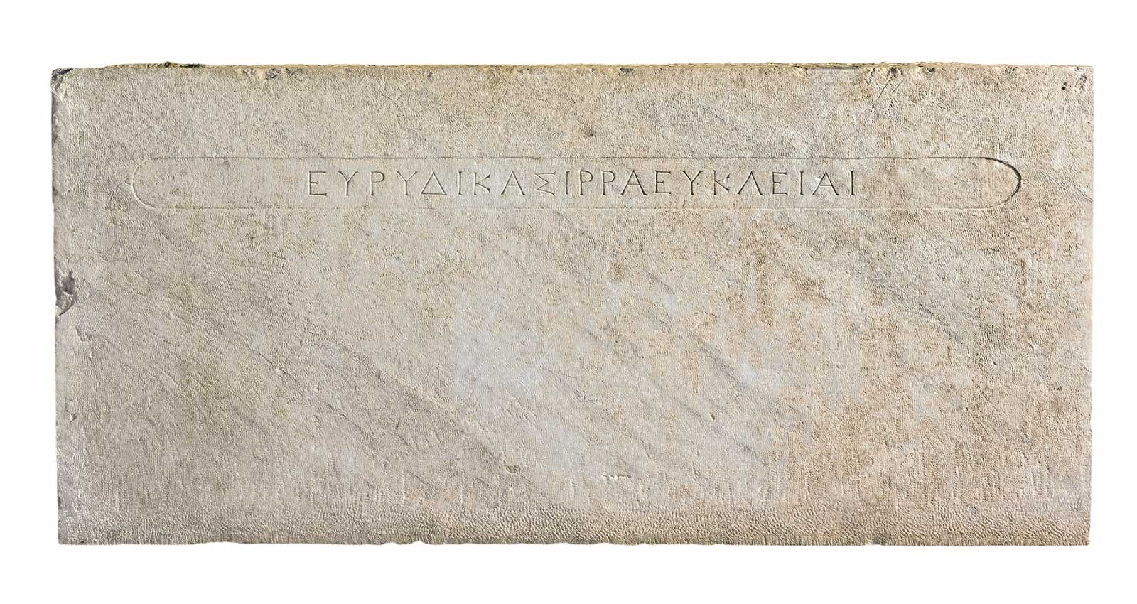 Αιγές, ενεπίγραφη βάση αναθήματος της βασίλισσας Ευρυδίκης από το ιερό της Εύκλειας, μέσα 4ου αι. π.Χ. (© Υπουργείο Πολιτισμού / Εφορεία Αρχαιοτήτων Ημαθίας)
