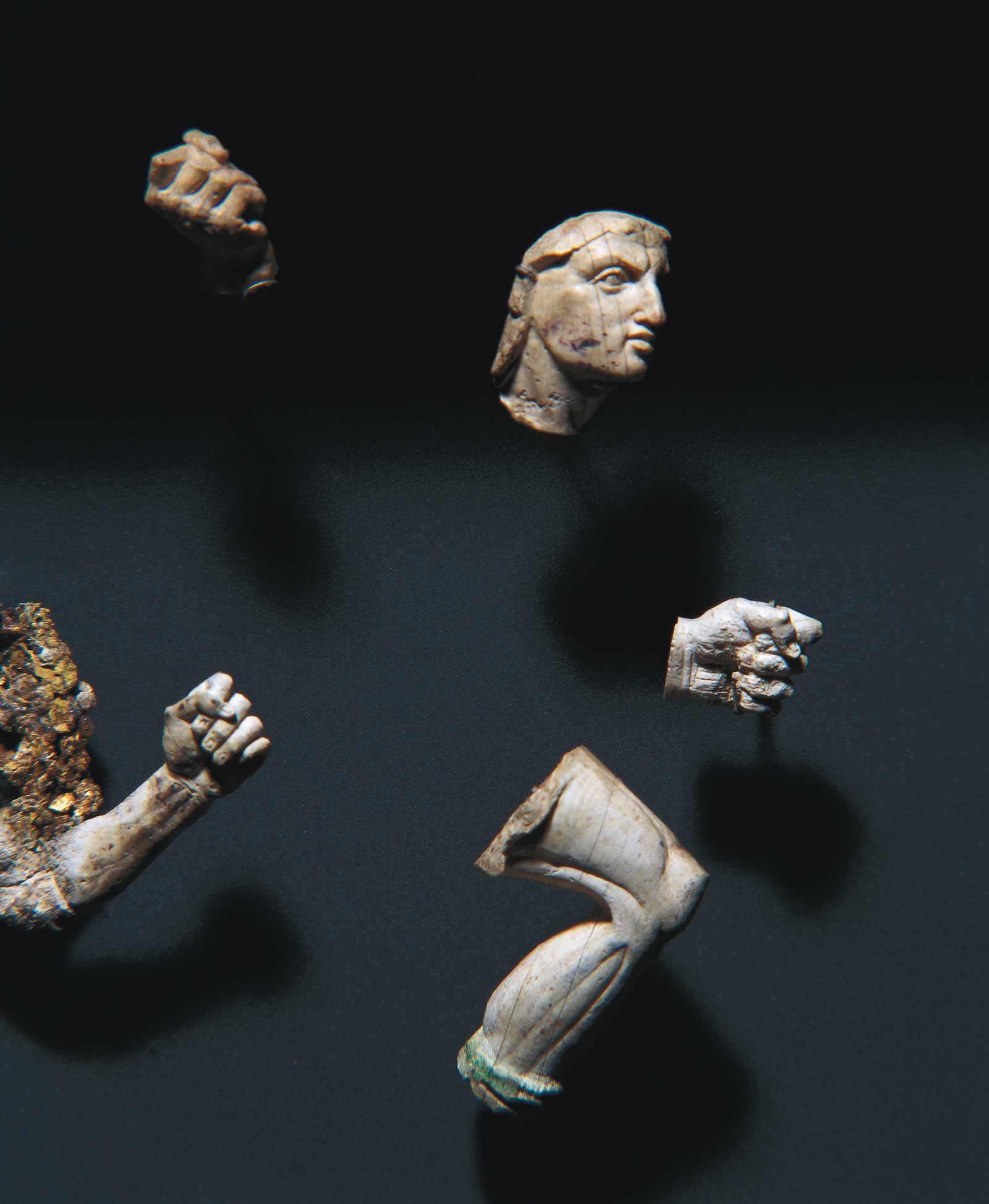 Αιγές, Τάφος Φιλίππου Β', μορφή κυνηγού από τη διακόσμηση της χρυσελεφάντινης κλίνης, 336 π.Χ. (© Υπουργείο Πολιτισμού / Εφορεία Αρχαιοτήτων Ημαθίας )
