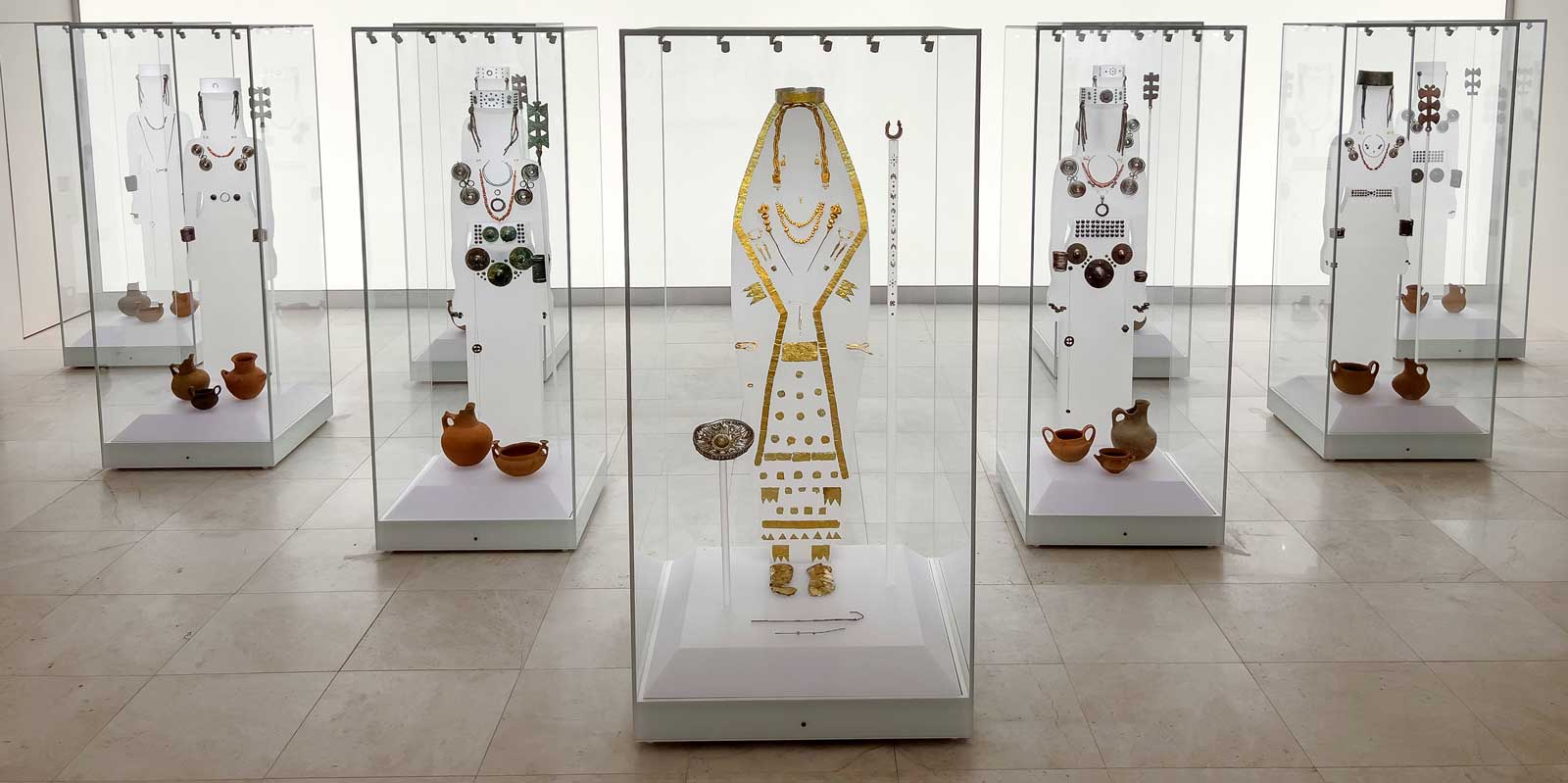Αιγές, "Δέσποινα" των Αιγών, 500-490 π.Χ. και Δέσποινες της Εποχής του Σιδήρου, 1000-700 π.Χ. (© Υπουργείο Πολιτισμού / Εφορεία Αρχαιοτήτων Ημαθίας)
